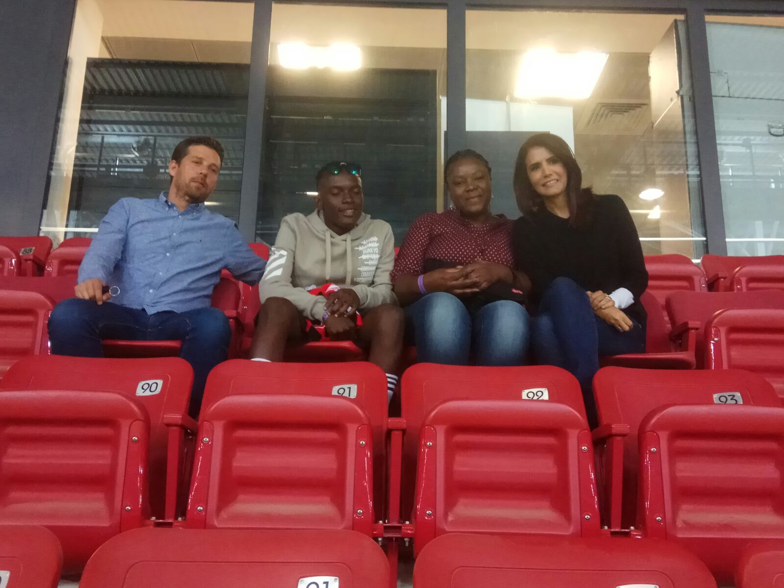 אלונה ברקת עם משפחת אנסופוואה ביציע הכבוד. האמא, הבן והסוכן